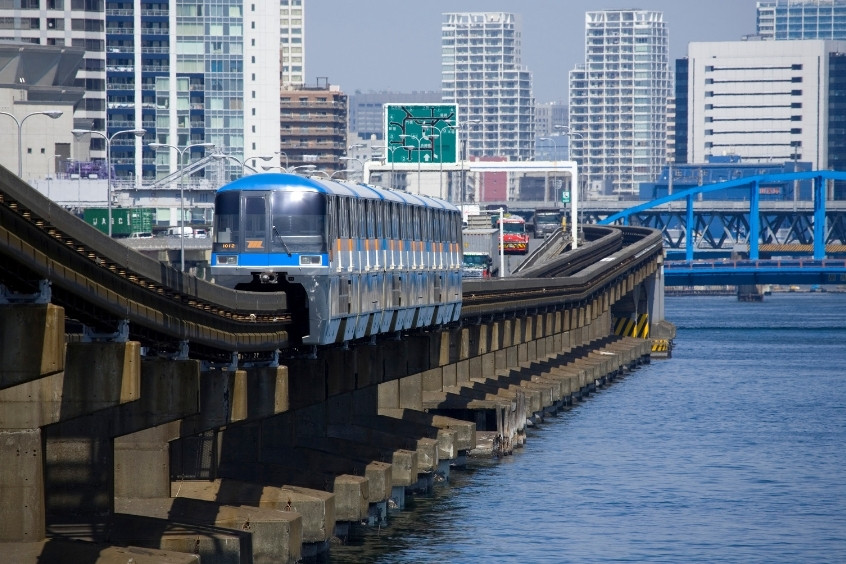 Tàu điện Tokyo Monorail chạy trên đường ray qua sông, phương tiện phổ biến từ sân bay về trung tâm Tokyo (Nguồn: Internet)