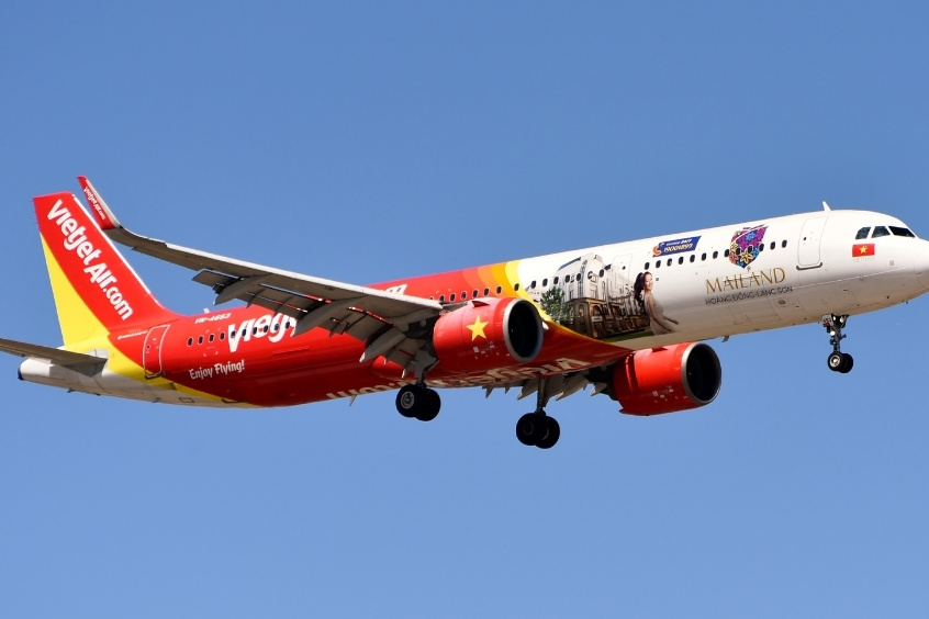 Máy bay Vietjet Air đang cất cánh trên bầu trời, biểu trưng cho các hãng hàng không nội địa khai thác tuyến bay Nha Trang – Đồng Hới (Nguồn: Internet)