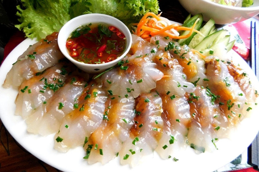 Đĩa bánh lọc nhân tôm hấp dẫn cùng nước chấm, món đặc sản nổi tiếng trong ẩm thực Đồng Hới – Quảng Bình (Nguồn: Internet)