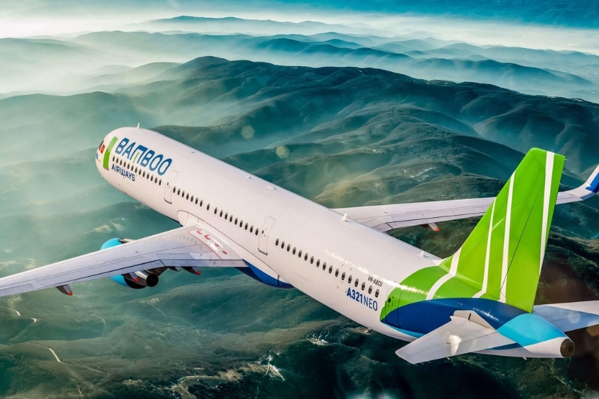 Máy bay Bamboo Airways lướt qua dãy núi xanh ngát, biểu trưng cho tuyến bay đến Điện Biên (Nguồn: Internet)