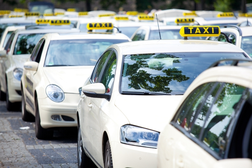 Dòng xe taxi đậu nối dài tại sân bay, sẵn sàng đưa du khách về trung tâm thành phố Điện Biên (Nguồn: Internet)