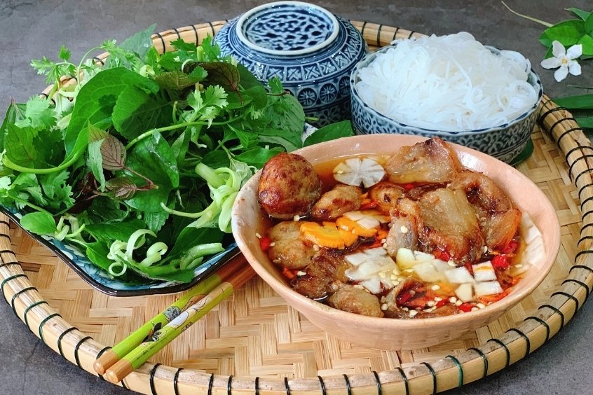 Thưởng thức bún chả tinh hoa ẩm thực Hà Nội 