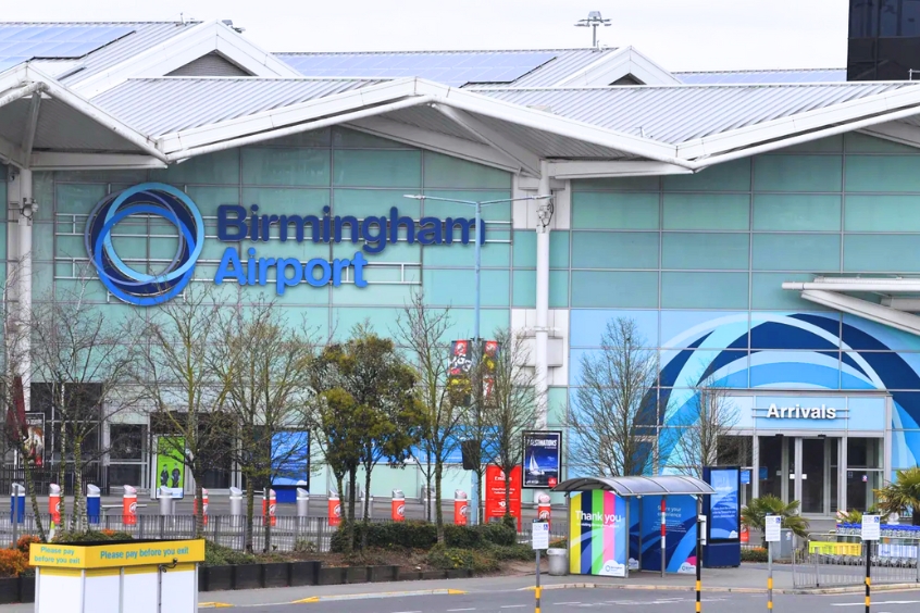 Sân bay Birmingham là điểm khới đầu cho hành trình khám phá Hà Nội