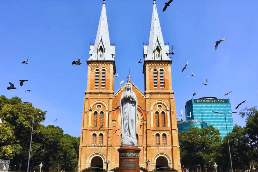 Sài Gòn thu hút du khách với nhiều công trình kiến trúc hiện đại và nhịp sống sôi động