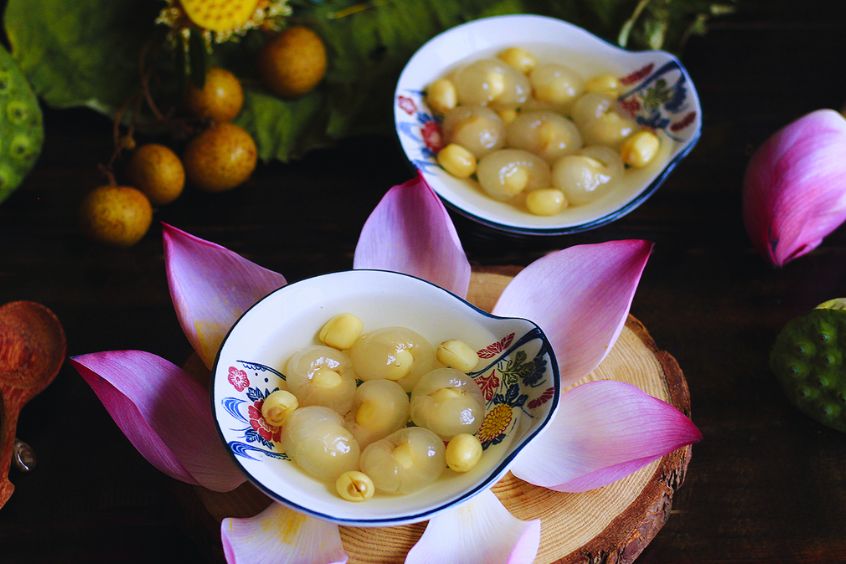 Hương vị nhẹ nhàng của chè sen long nhãn giúp bạn giải nhiệt và thanh lọc cơ thể