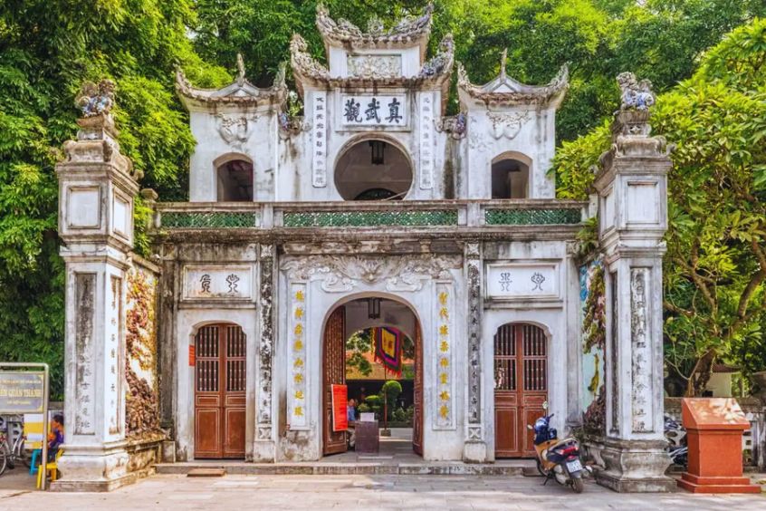 Đền Quán Thánh thanh tịnh, nổi tiếng với pho tượng đồng đen nặng gần 4 tấn