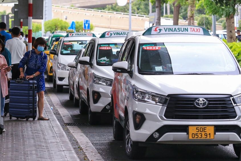 Taxi là phương tiện di chuyển phổ biến từ sân bay Nội Bài ra trung tâm Hà Nội