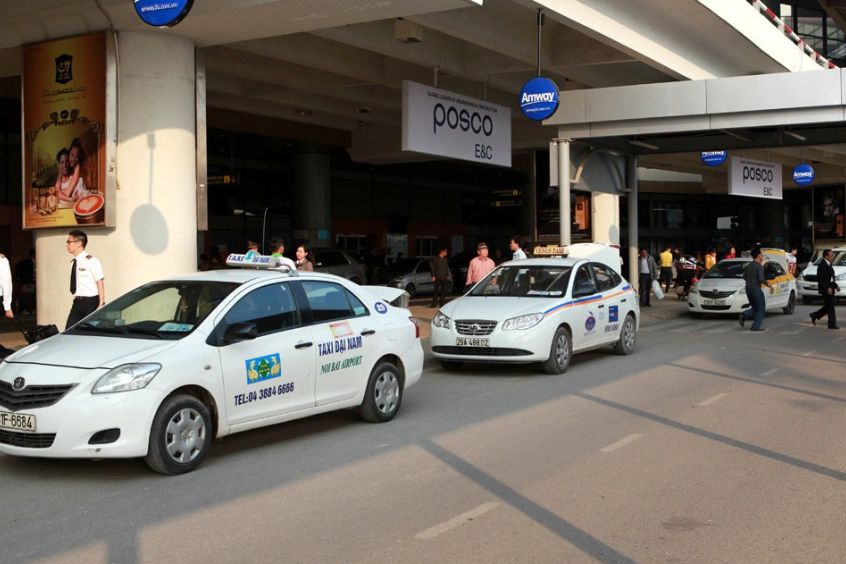 Taxi là một trong những phương tiện di chuyển phổ biến tại sân bay Nội Bài