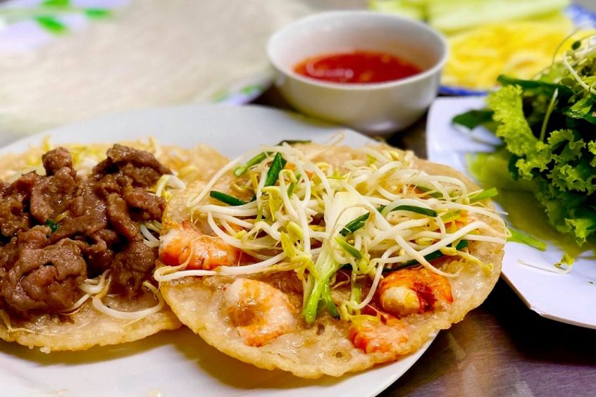Bánh xèo vàng giòn - Món ăn đầy cuốn hút khi kết hợp cùng nhân tôm thịt và rau sống tươi xanh