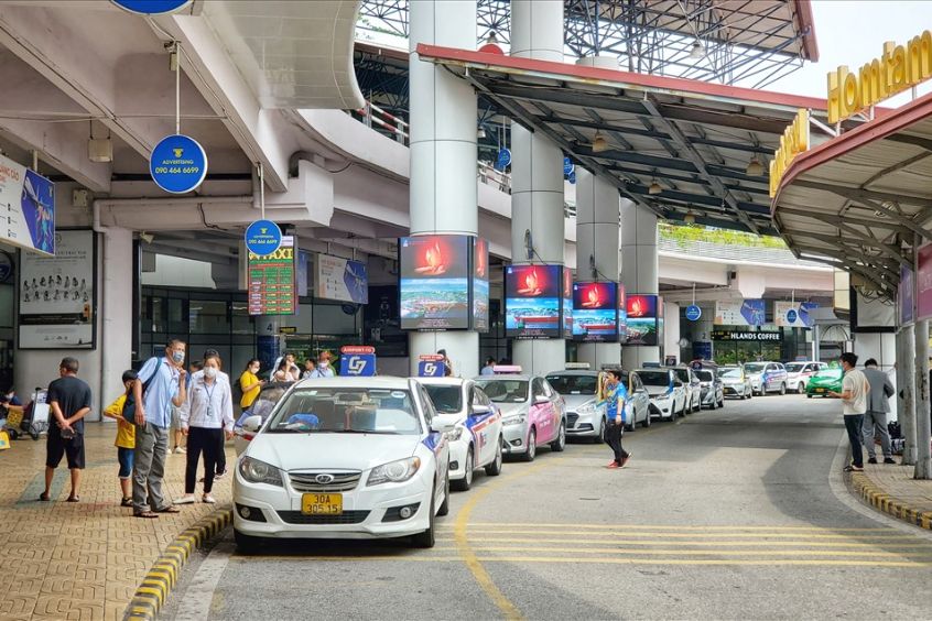 Taxi là phương tiện di chuyển phổ biến từ sân bay đến trung tâm Hà Nội