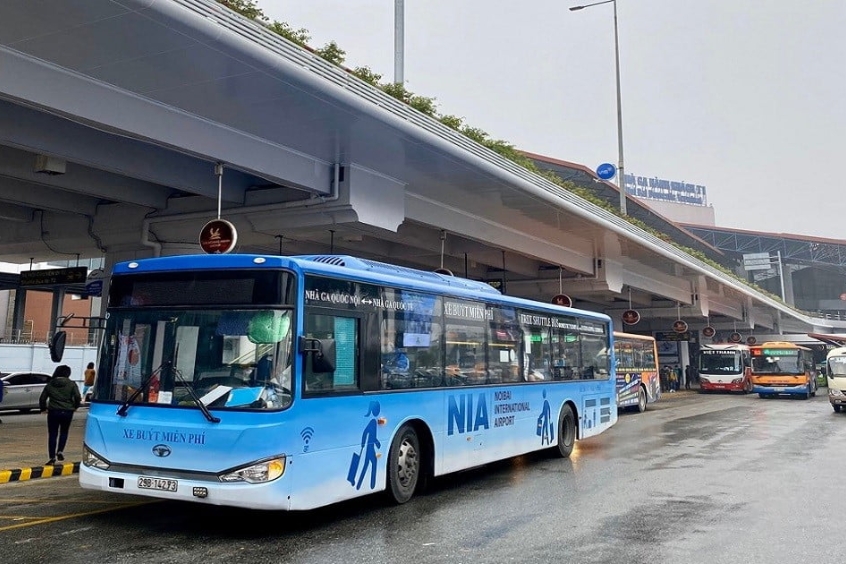 Xe buýt là phương tiện di chuyển tiết kiệm để vào trung tâm Hà Nội từ sân bay