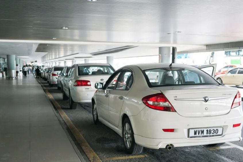 Taxi là phương tiện di chuyển thuận lợi, giúp hành trình khám phá Hà Nội suôn sẻ và tiện lợi