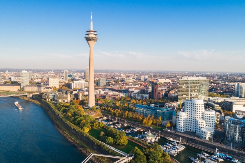 Tháp Rheinturm nổi bật tại Dusseldorf với dòng sông Rhine
