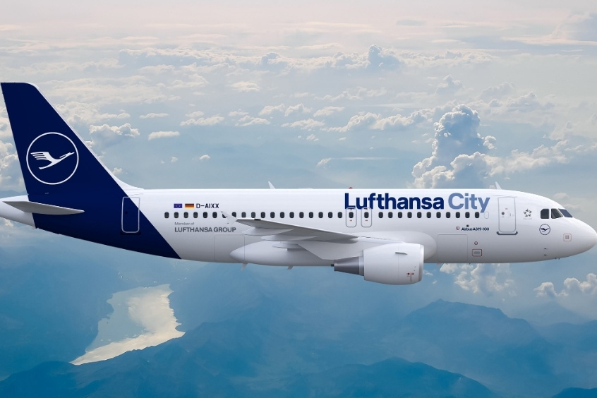 Máy bay Lufthansa City bay trên bầu trời với mây trắng và núi, biểu tượng chuyến bay từ Hà Nội đến Dusseldorf
