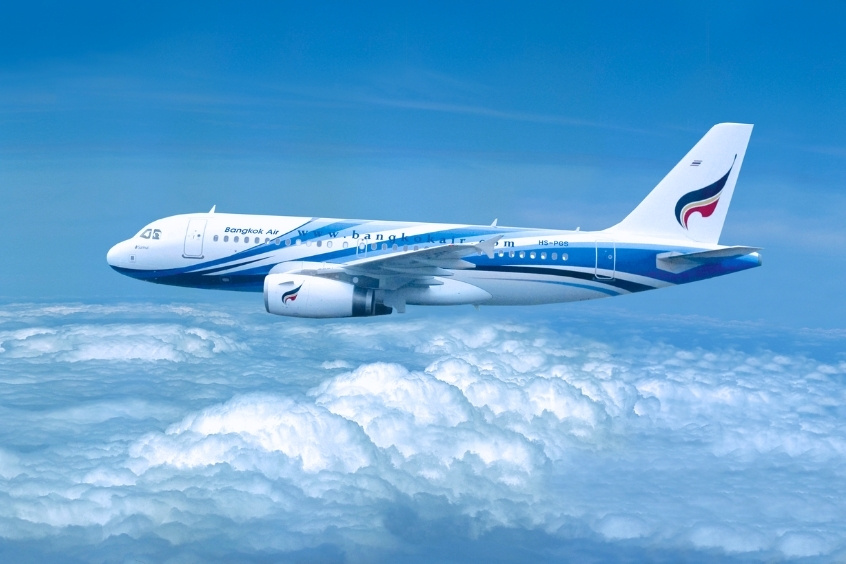 Máy bay Bangkok Airways bay trên bầu trời với mây trắng, biểu tượng chuyến bay từ Hà Nội đến Krabi