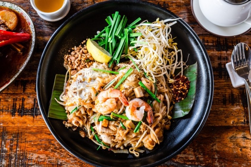 Thưởng thức Pad Thai hải sản đậm đà tại Krabi