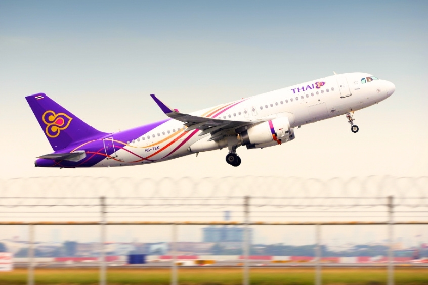 Máy bay Thai Airways cất cánh trên đường băng, biểu tượng của chuyến bay từ Hà Nội đến Koh Samui