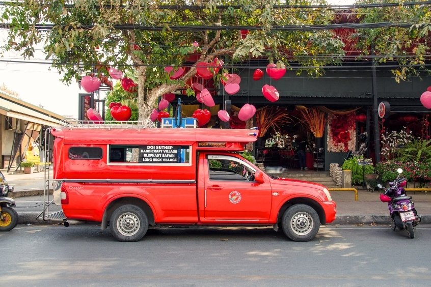 Khám phá văn hóa độc đáo với xe minivan đỏ chuyến đi qua những con phố rực rỡ của Thái Lan