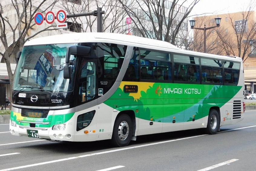 Xe buýt Miyagi Kotsu đưa đón hành khách từ sân bay Akita đến trung tâm thành phố