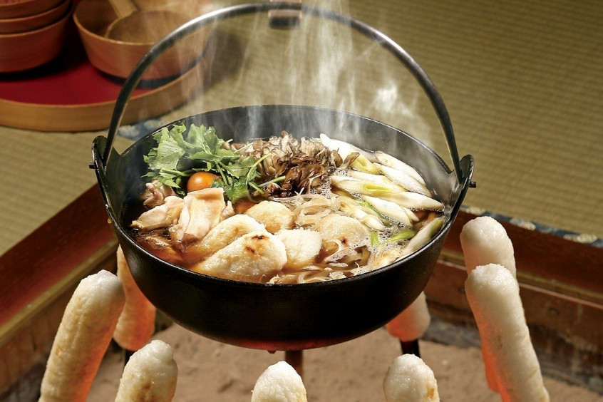 Lẩu Kiritanpo Nabe truyền thống Akita Nhật Bản với gà, rau và bánh gạo nướng