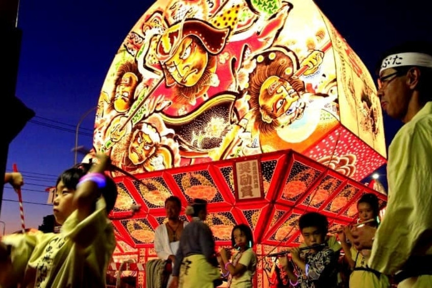 Đèn lồng khổng lồ rực rỡ trong Lễ hội Nebuta Aomori