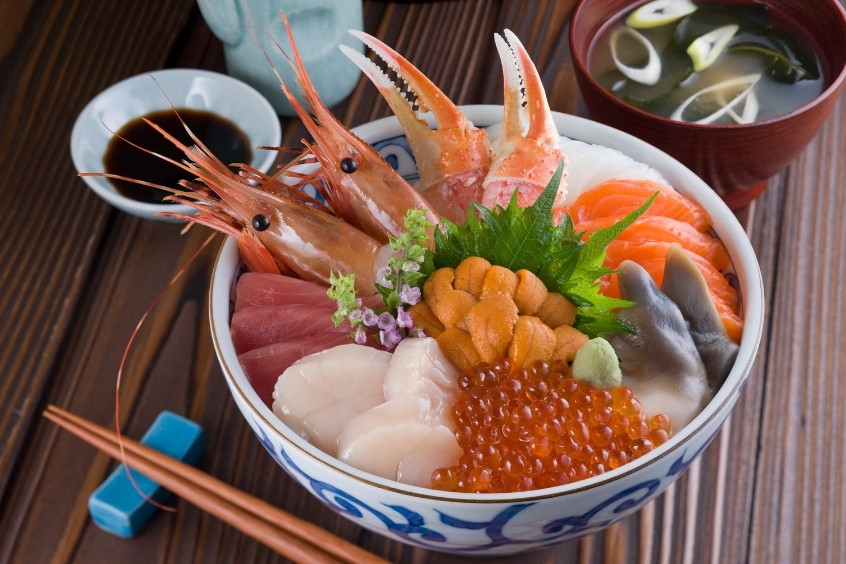 Cơm hải sản tươi sống Aomori với sashimi tôm, cá hồi, trứng cá và nhím biển