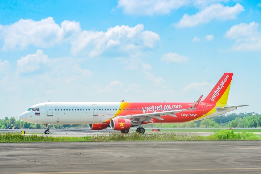 Máy bay Vietjet Air tại sân bay phương tiện bay thẳng từ Hà Nội đến Chiang Rai