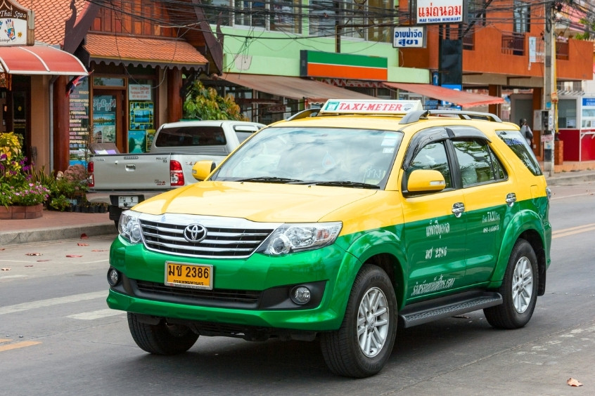 Taxi meter xanh vàng phương tiện di chuyển phổ biến tại Chiang Rai.