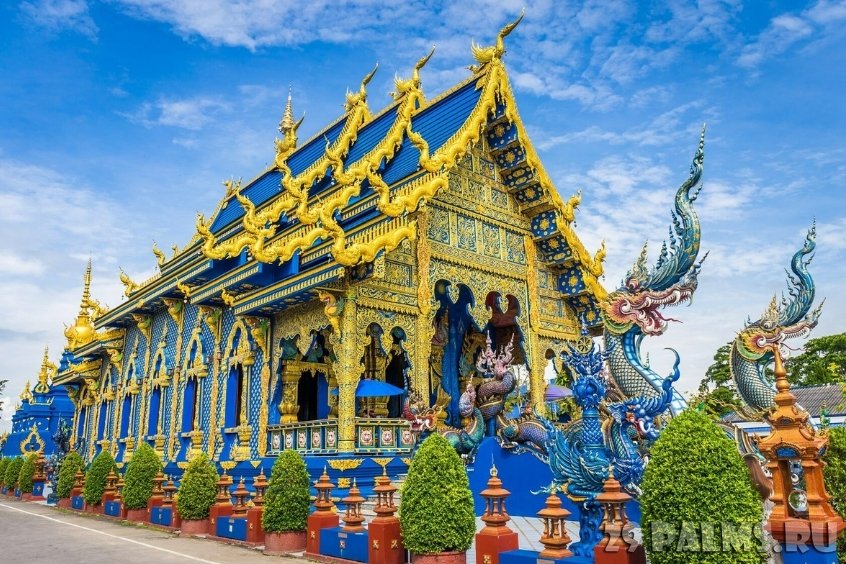 Chùa Xanh Wat Rong Suea Ten tại Chiang Rai với kiến trúc độc đáo màu lam rực rỡ