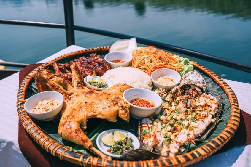 Mâm đặc sản Chiang Rai với gà nướng, cá nướng, cơm nếp và nước chấm truyền thống