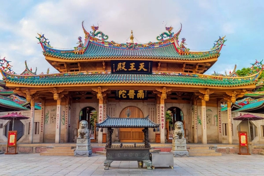 Chùa Nam Phổ Đà ở Hạ Môn với kiến trúc đền thờ Phật giáo và mái ngói xanh rực rỡ