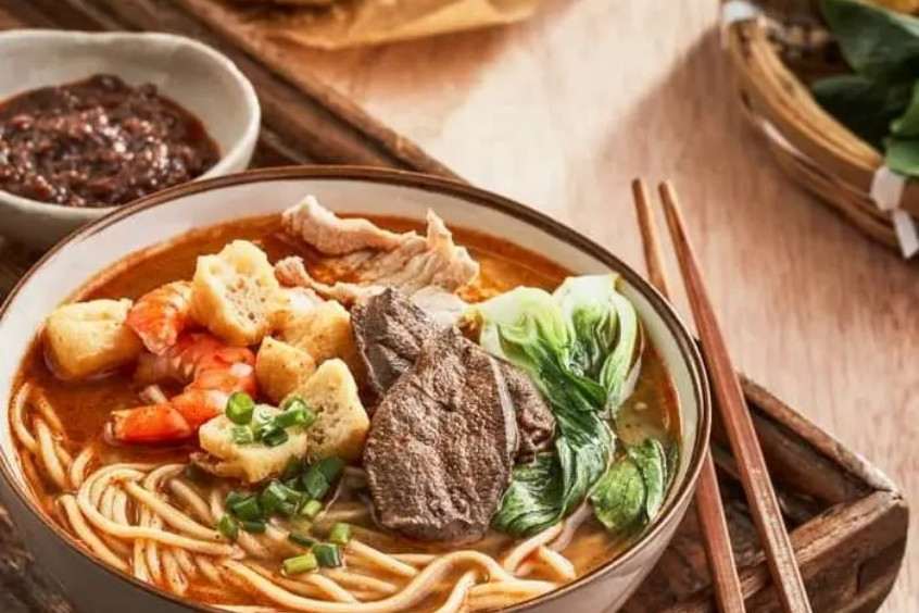 Bát mì Sa Trà đặc trưng của Hạ Môn, với nước dùng cay đậm đà, tôm, đậu phụ và thịt