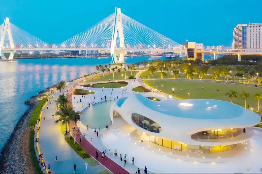 Cảnh Vịnh Hải Khẩu lung linh về đêm với cầu vượt biển và kiến trúc hiện đại