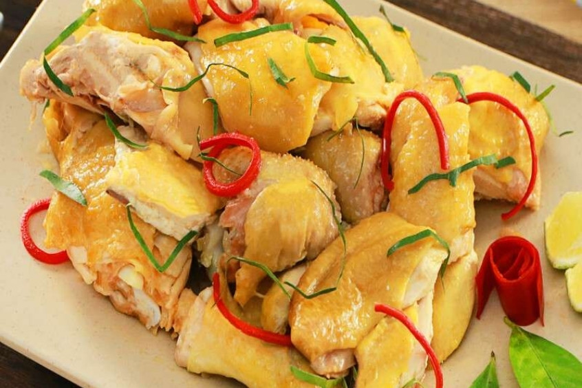 Gà luộc vàng óng, tươi ngon với thịt mềm, da giòn ẩm thực không thể bỏ lỡ khi đến Hải Khẩu
