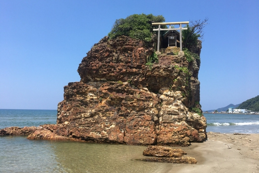 Bãi biển Inasa với tảng đá lớn sừng sững trên bãi cát, trên đỉnh có cổng Torii 