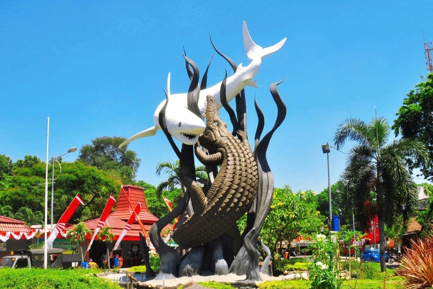 Tượng cá mập và cá sấu biểu tượng thành phố Surabaya, Indonesia