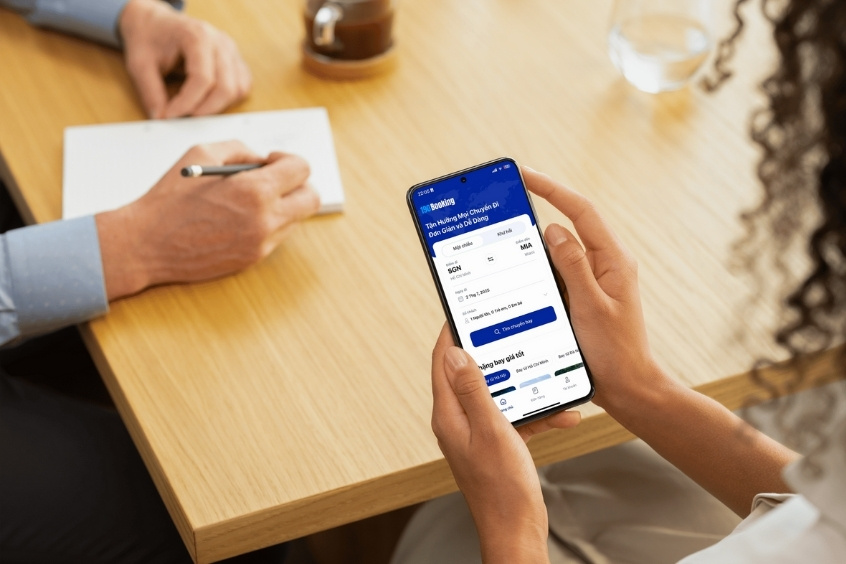 Người dùng đang đặt vé máy bay từ TP. Hồ Chí Minh đi Surabaya trên ứng dụng điện thoại