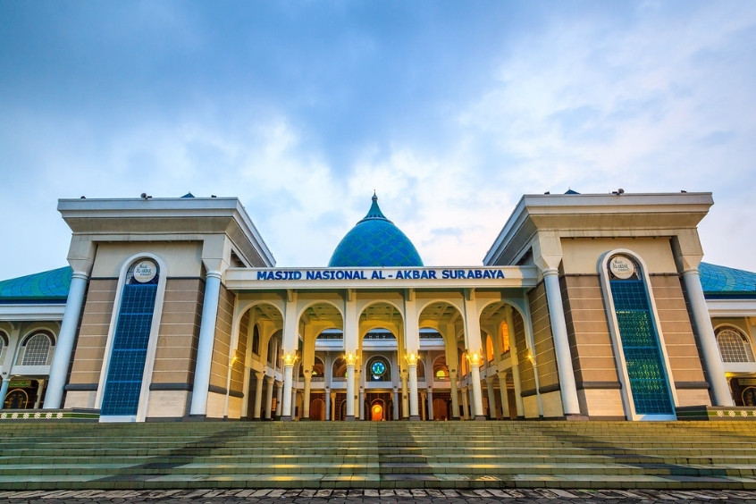 Nhà thờ Hồi giáo Al-Akbar với kiến trúc mái vòm xanh nổi bật ở Surabay