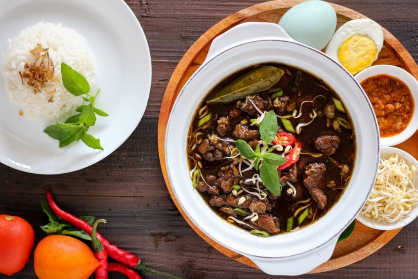 Món Rawon đặc sản nổi tiếng của Surabaya, Indonesia với thịt bò và nước dùng đen đặc trưng