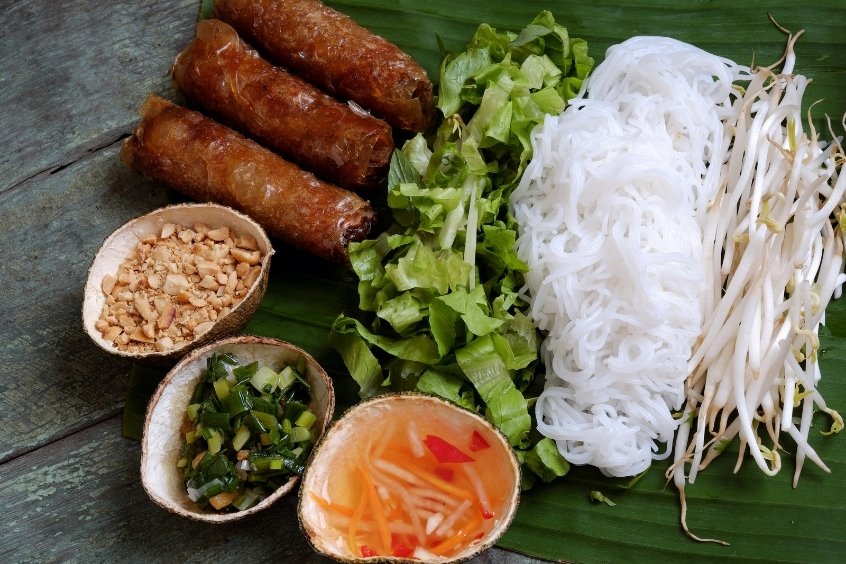 Bún chả Hà Nội mang hương vị đặc trưng với thịt nướng thơm lừng
