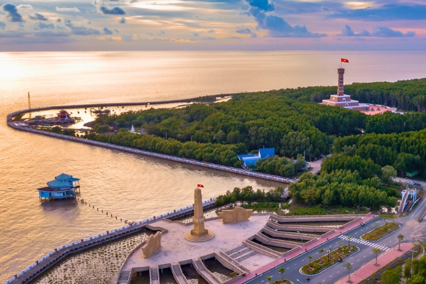 Toàn cảnh Cà Mau nhìn từ trên cao với sông ngòi chằng chịt, màu xanh của rừng ngập mặn đặc trưng vùng sông nước