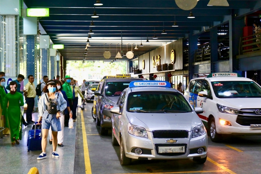 Di chuyển giữa sân bay và trung tâm thành phố bằng taxi