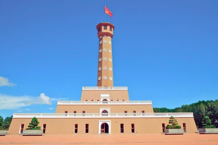 Cột cờ Hà Nội tại Đất Mũi Cà Mau – biểu tượng thiêng liêng nổi bật với kiến trúc uy nghi và lá cờ đỏ sao vàng tung bay giữa nền trời xanh