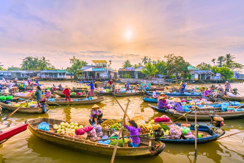 Chợ nổi Cái Răng Cần Thơ buổi sáng nhộn nhịp, thuyền bè tấp nập trên sông, điểm đến không thể bỏ lỡ khi bay từ Đà Lạt đến Cần Thơ