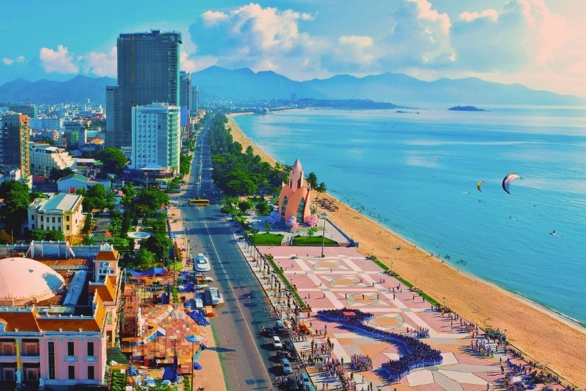 Toàn cảnh thành phố Nha Trang và bãi biển xanh ngát nhìn từ trên cao