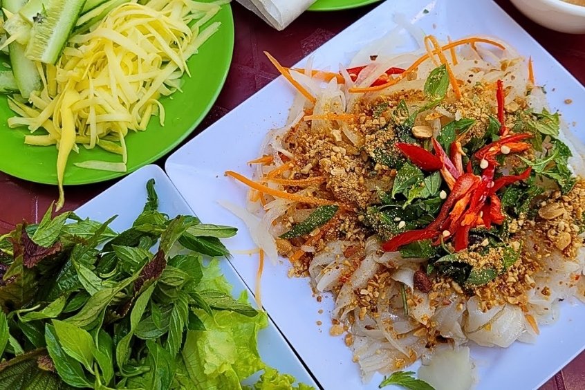 Món đặc sản gỏi cá mai Nha Trang tươi ngon, ăn kèm rau sống và bánh tráng, chấm mắm nêm đậm đà