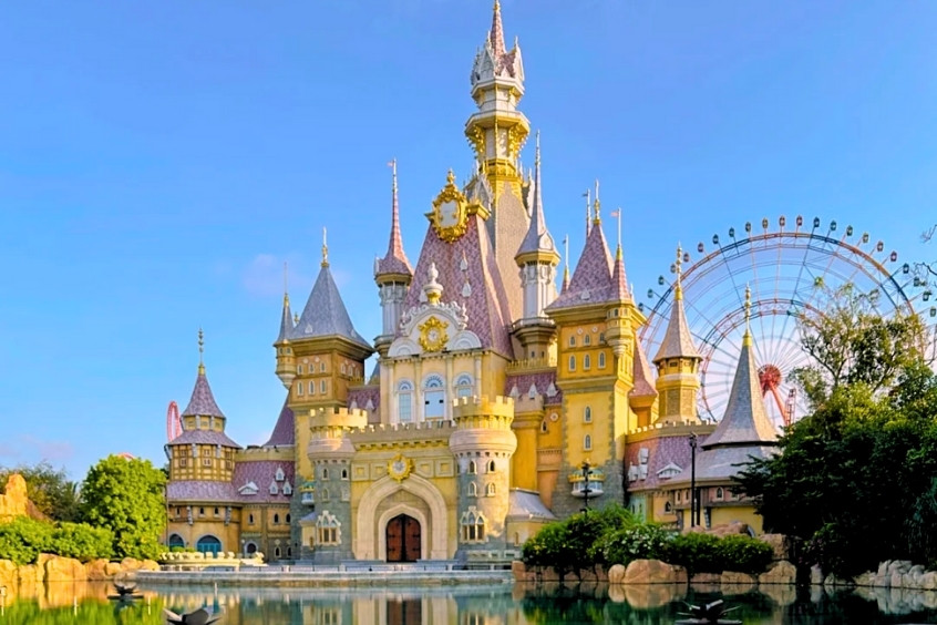 Lâu đài cổ tích lộng lẫy tại VinWonders Phú Quốc với kiến trúc châu Âu nổi bật giữa trời xanh