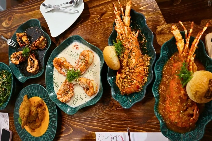 Mâm hải sản Phú Quốc hấp dẫn với tôm hùm nướng sốt phô mai và sốt cay, tôm sú nướng