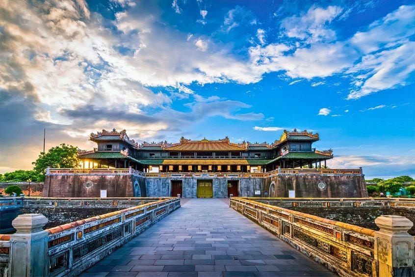 Kinh thành Huế với kiến trúc cung đình triều Nguyễn, tường thành rêu phong và cổng Ngọ Môn uy nghi