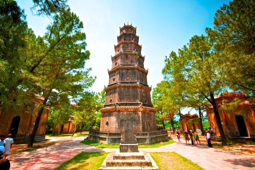 Chùa Thiên Mụ cổ kính nổi bật với tháp Phước Duyên cao bảy tầng giữa thiên nhiên thanh tịnh